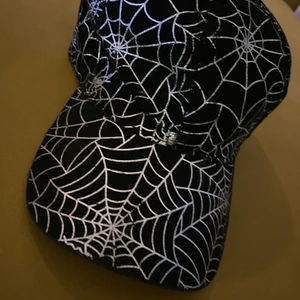 Spindelnät keps 110/116 - Keps med spindelnät motiv stl 110/116.