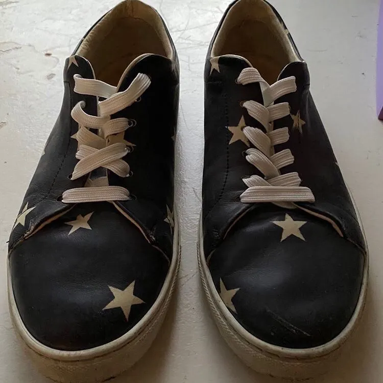 Ett par mörkblåa simpla och stilrena sneakers i läder med vita stjärnor på i storlek 43. Om du har några övriga frågor är det bara att ställa dem. Priset går att diskuteras :) !!. Skor.
