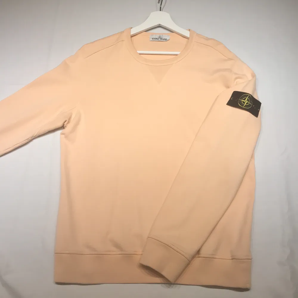 En fräsch tröja från stone island i salmon färg som inte längre säljs i butik. Cond 8/10. Storlek M.. Tröjor & Koftor.