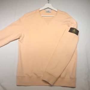 Stone Island tröja strl M - En fräsch tröja från stone island i salmon färg som inte längre säljs i butik. Cond 8/10. Storlek M.