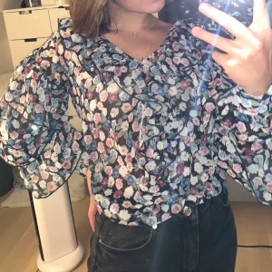 Blommig blus  - Jätte söt blus som inte kommer till användning. Använd Max 2 ggr, blusen är ifrån nakd💕