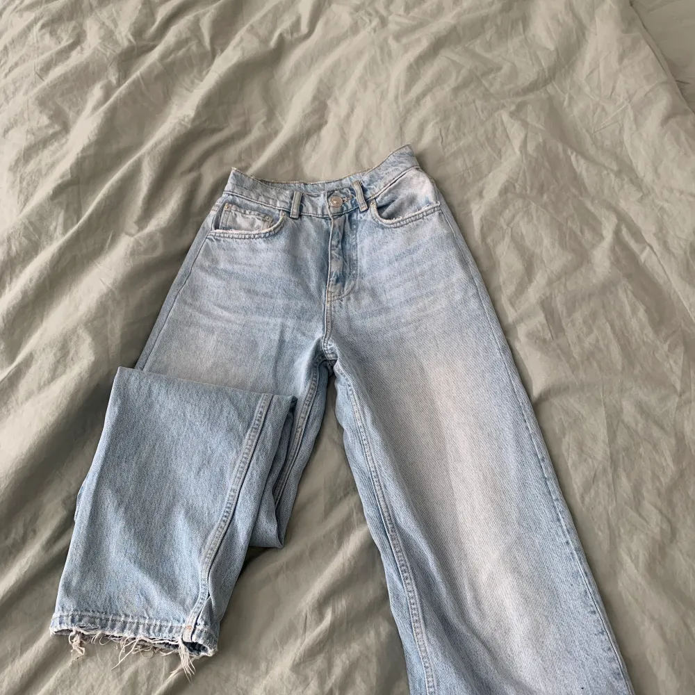 Funderar på att sälja mina super snygga jeans från ginatricot, använda men ändå i bra skick!💚 de är en 34a men dom är lite insydda i midjan så mer en 32a nu. Jeans & Byxor.