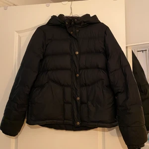 Levis jacka - Säljer min Levi’s dunjacka i storlek M. Den är väl använd men har ej några hål eller så. Säljer för 375kr inkl frakt🥰🥰