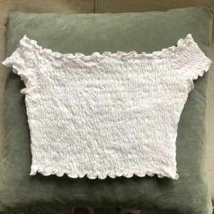 Smockad vit topp XS - Smockad vit topp storlek XS, off shoulder, från H&M. Använd vit få tillfällen, 130 kr, frakt ingår i priset 🤍🤍🤍