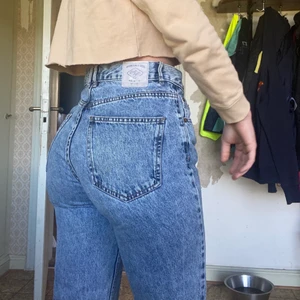 Perfekta mom jeans!  - Säljer då dem är något stora. Byxorna är köpta här på Plick  och uppnådde verkligen alla förväntningar! Tyvärr va dem något stora som bilden visar. Hör av er vid fler frågor! Mvh Clara💕