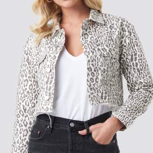 En fin kort  leopard mönstrad jeansjacka från nakd i strl 38. Aldrig använt endast testad en gång. Sitter fint och passar till allt, går även att styla en ”tråkig ” svart outfit till en unik och snygg outfit!! Säljer då jag inte kmr använda ny pris :499kr