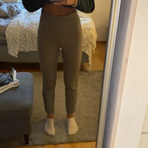 Rutiga kostymbyxor  - Små rutiga kostymbyxor från h&m, SJUKT SKÖNA, använda några få gånger😊 köparen står för frakten😗