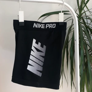 Nike PRO  - Nike shorts i mycket bra skick, använda ett fåtal gånger. Säljes pga för liten storlek. Möts upp i Skåne eller fraktar ☀️