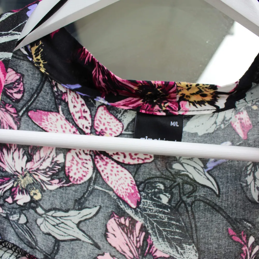 Supersnygg, färgglad sarong med blommigt mönster! Storlek M/L. Frakt: 40kr.. Tröjor & Koftor.