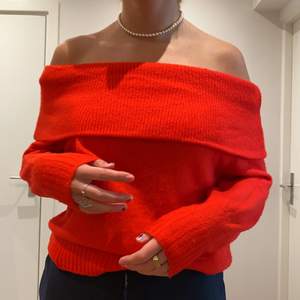 Röd stickad offshulder tröja från H&M, använd ca 5ggr storlek XS men passar även en M, köpare står för frakten💕 