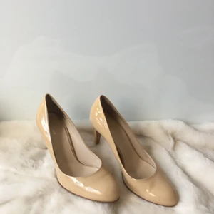 Lackpumps - Nudiga lackpumps från Rizzo i mycket fint skick. Perfekt till en ljus outfit. Använt två ggr. 