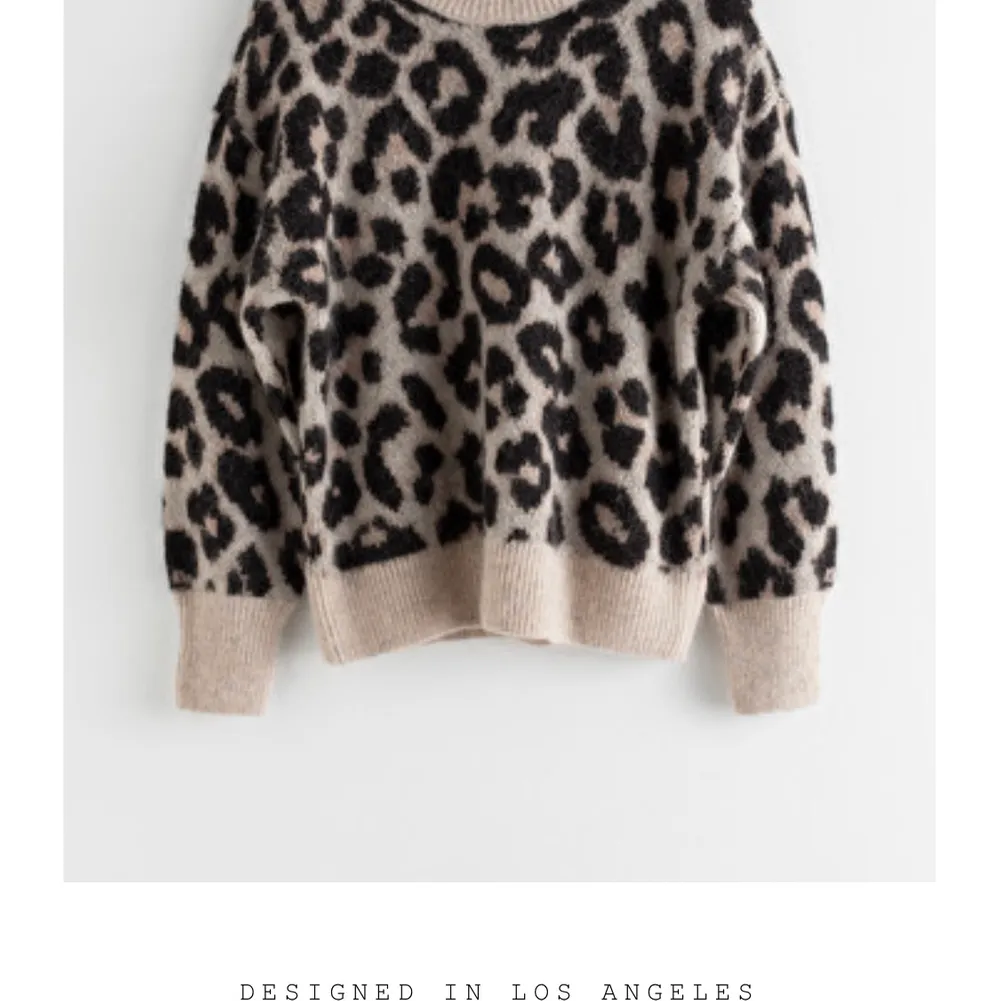En stickad tröja från & Other Stories med leopardmönster. Materialet är så otroligt bra och skicket också, använt bara ett par gånger. Tröjan är väldigt tjock och varm. Passar S-M!! Säljer för 500kr, nypris är 800kr. Stickat.