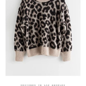 Leopard tröja - En stickad tröja från & Other Stories med leopardmönster. Materialet är så otroligt bra och skicket också, använt bara ett par gånger. Tröjan är väldigt tjock och varm. Passar S-M!! Säljer för 500kr, nypris är 800kr