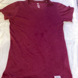 Tshirt från 157 stl 160 - Tshirt från 157 i stl 160. Har ett par fläckar som syns mycket mer på bild än med blotta ögat.