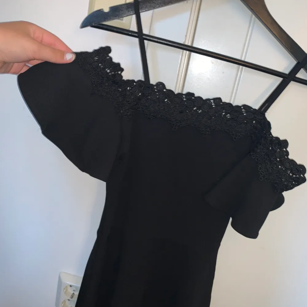 Superfin svart klänning som är öppen vid axlarna och har en väldigt bra kvalité! Säljs pga nästan aldrig använd. Köpt från ett shoppingcenter i Frankrike.. Klänningar.