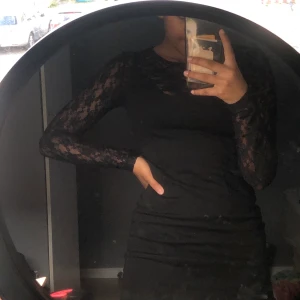 Festlig klänning - Storlek Xs tror jag men funkar definitivt som S själv har jag nästan strl M! Fri frakt!❤️