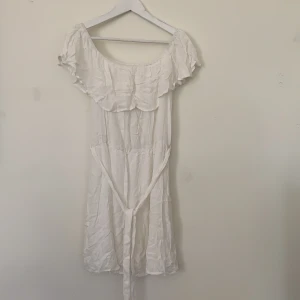 Klänning  - Vit somrig klänning, använd 1-2 gånger. 