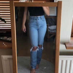 KARVE jeans- girlfriend fit - KARVE jeans (toppen), modell - girlfriend. Fint skick. Knäpps med knappar. 2 fickor fram, 2 fickor bak. Frakt 63kr. 