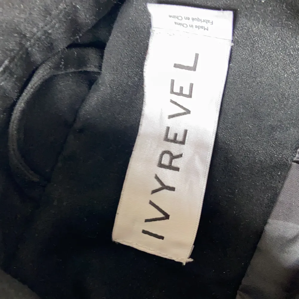 Säljer nu min älskade mockajacka från IVYREVEL då den tyvärr inte passar längre. Jackan är använd men i mycket gott skick. Ett bälte tillkommer, bara inte med på bilden. Köparen står för frakt alt. möts upp i Linköping. . Takit.