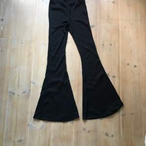 Svarta utsvängda byxor från boohoo. Köparen står för frakt eller mötas upp i Stockholm.