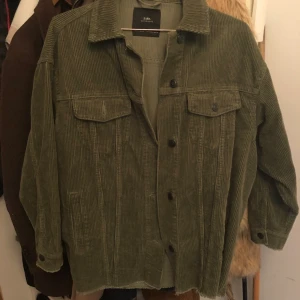 Manchester jacka från Zara  - Helt oanvänd Manchester jacka från Zara. Storlek S, oversize modell. 