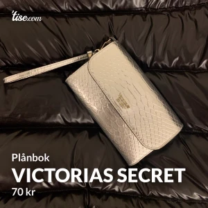 Victorias secret plånbok  - Aldrig använd , från VS silver färg