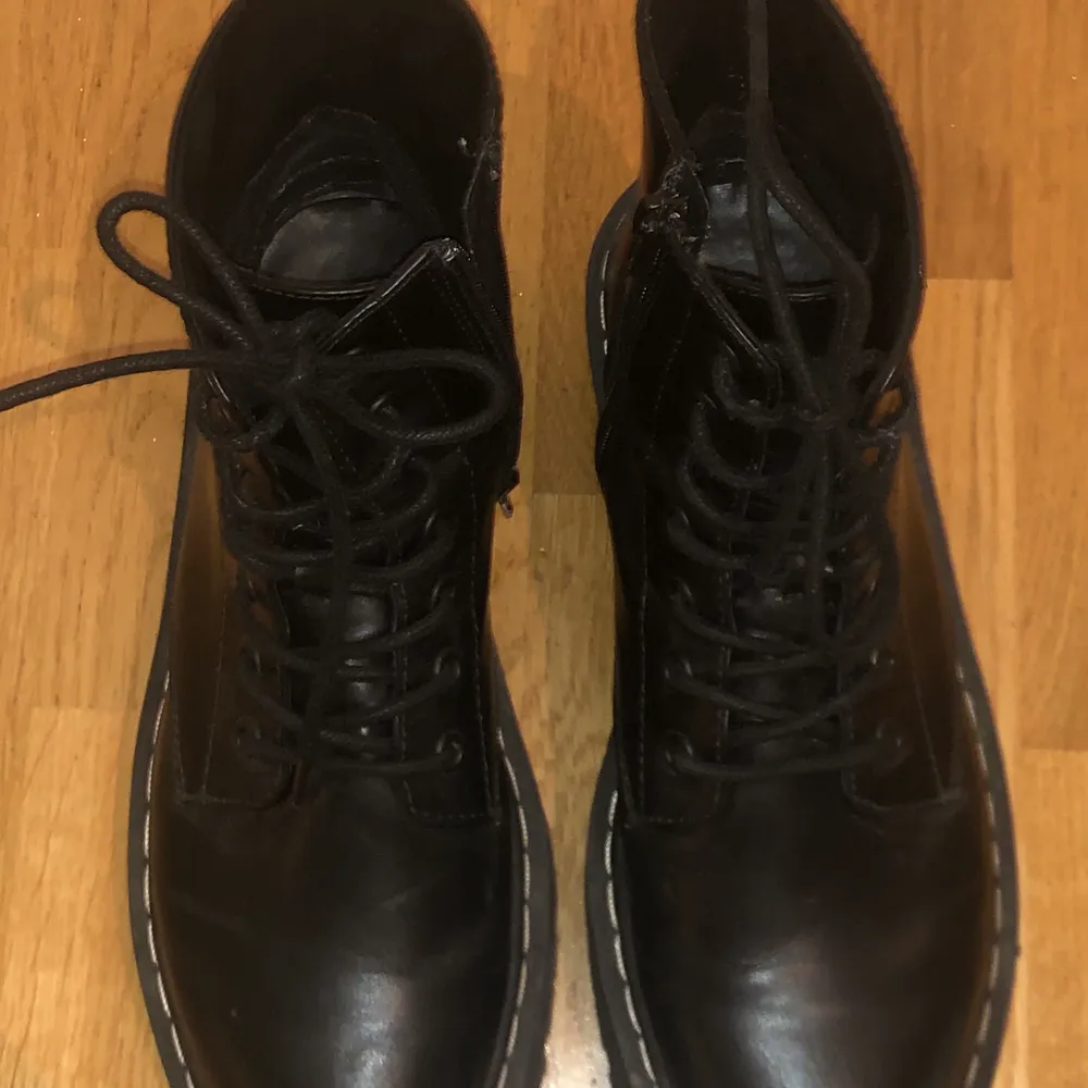 Super coola platå boots från pull & bear. Perfekta för vintern och hösten. De är hyfsat nya och använda fåtal gånger. (Ny pris 599) - Storlek 39. Buda gärna, helst inte bud under 190. Skor.