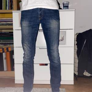 Mörkblåa Steve tailored jeans från Morris i storlek 30/32. Nypris 1499kr säljer för 500kr. Pris kan diskuteras. Säljer eftersom jag inte använder. Kan mötas upp i Stockholm eller så står du för frakt.