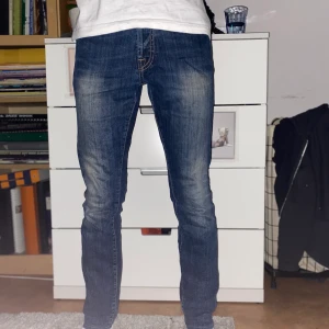 Blå Morris jeans  - Mörkblåa Steve tailored jeans från Morris i storlek 30/32. Nypris 1499kr säljer för 500kr. Pris kan diskuteras. Säljer eftersom jag inte använder. Kan mötas upp i Stockholm eller så står du för frakt.