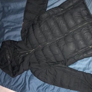 Parajumper jacka - Parajumper jacka storlek l kids (xs) liten skada på luvan som knappt syns.