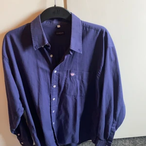 Gant skjorta  - Säljer gant ljusblå skjorta storlek cl köpt för 1300