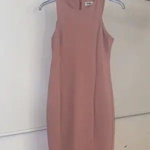 En rosa klänning använd bara en gång , säljer för 100 kr och den är i storlek S