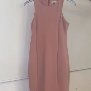 En rosa klänning - En rosa klänning använd bara en gång , säljer för 100 kr och den är i storlek S