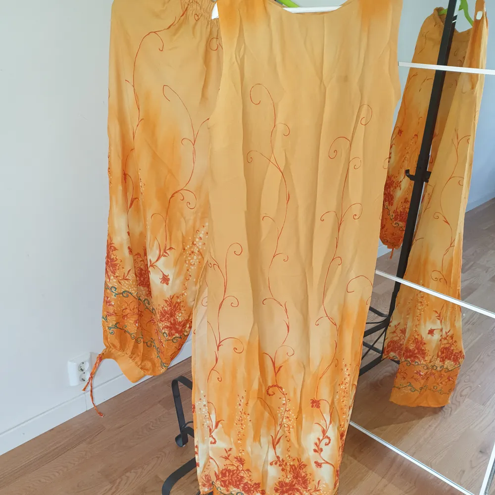 Sari inspirerad set med balongbyxa med knytband vid vristen, klänning med ljus slits orange gul aldrig använd.. Klänningar.