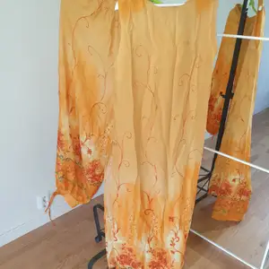 Sari inspirerad set med balongbyxa med knytband vid vristen, klänning med ljus slits orange gul aldrig använd.