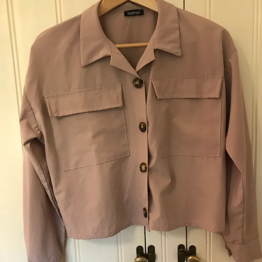 Ljusrosa blusakjorta från boohoo i lite kortare modell. Superfin i storlek S. Köpare står för frakt :). Tröjor & Koftor.
