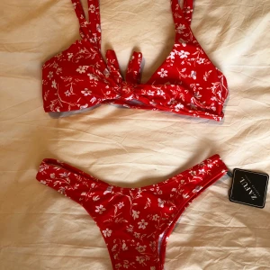 Bikini Oanvänd - Säljer en oanvänd bikini från Zaful i S. Röd min blommigt mönster, köpare står för frakt❤️