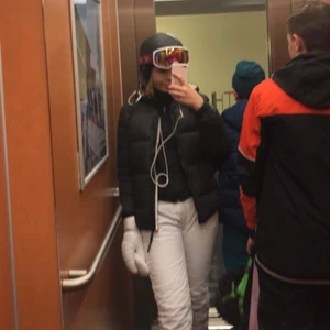 Jacka - Säljer min D.brand jacka som jag använt som skidjacka. Den är använd och justerings banden längst ner är ganska slitna, även gått hål i en innerficka. Jackan är i M men passar bra på mig som har S. Väldigt varm och vindtålig, super bra att ha dem kallare dagarna i skidbacke. Precis kemtvättad. Ny pris 1099kr