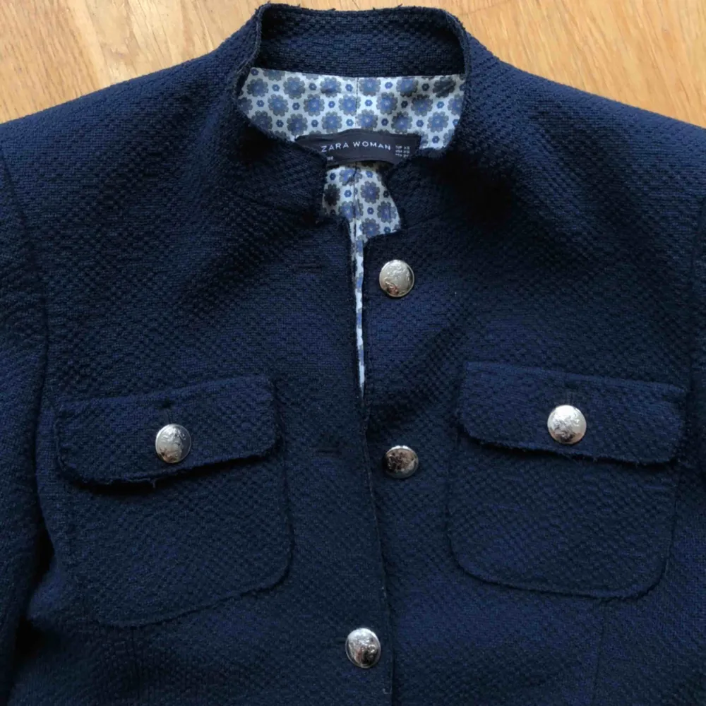 Mörkblå kort jacka från Zara med fina detaljer . Jackor.