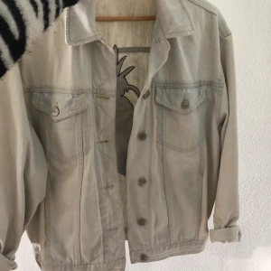  jeansjacka från zara - Superskön jeansjacka från zara med snyggt tryck på baksidan, oversized 