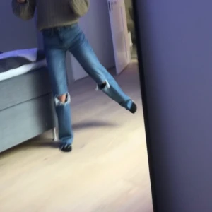 Snyggaste slutsålda  jeansen - Intressekoll!!Jag är 164 och sitter bra i längden på mig men passar både kortare och längre. Sitter nog bäst på någon mellan 160-175cm. Buda privat eller i kommentarerna ❤️ högsta bud just nu: 