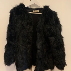 Fuskpäls. Strl S.  - Minns ej vilken hemsida den är köpt på. Ganska välanvänd. Släppt lite päls på några ställen men ser fortfarande fin ut. Helst avhämtning i Karlstad. 