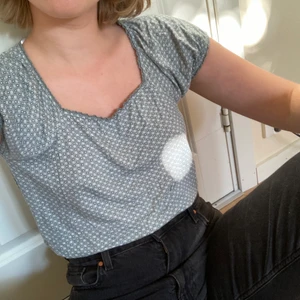 Blågrön blus - Blågrön blus från rabalder med fyrkantig halsringning. I stort sätt aldrig använd och i fint skick. Supermjuk. Är egentligen i barnstorleken 160, men passar som en XS. Frakt: 44 kr. Hör gärna av dig om du är intresserad!☺️