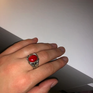 Ring med röd sten 🔴 - Ring med röd sten 🔺Pris: 34 kr 🔺Frakt 11 kr 🔺Osäker på material  🔺Först till kvarn
