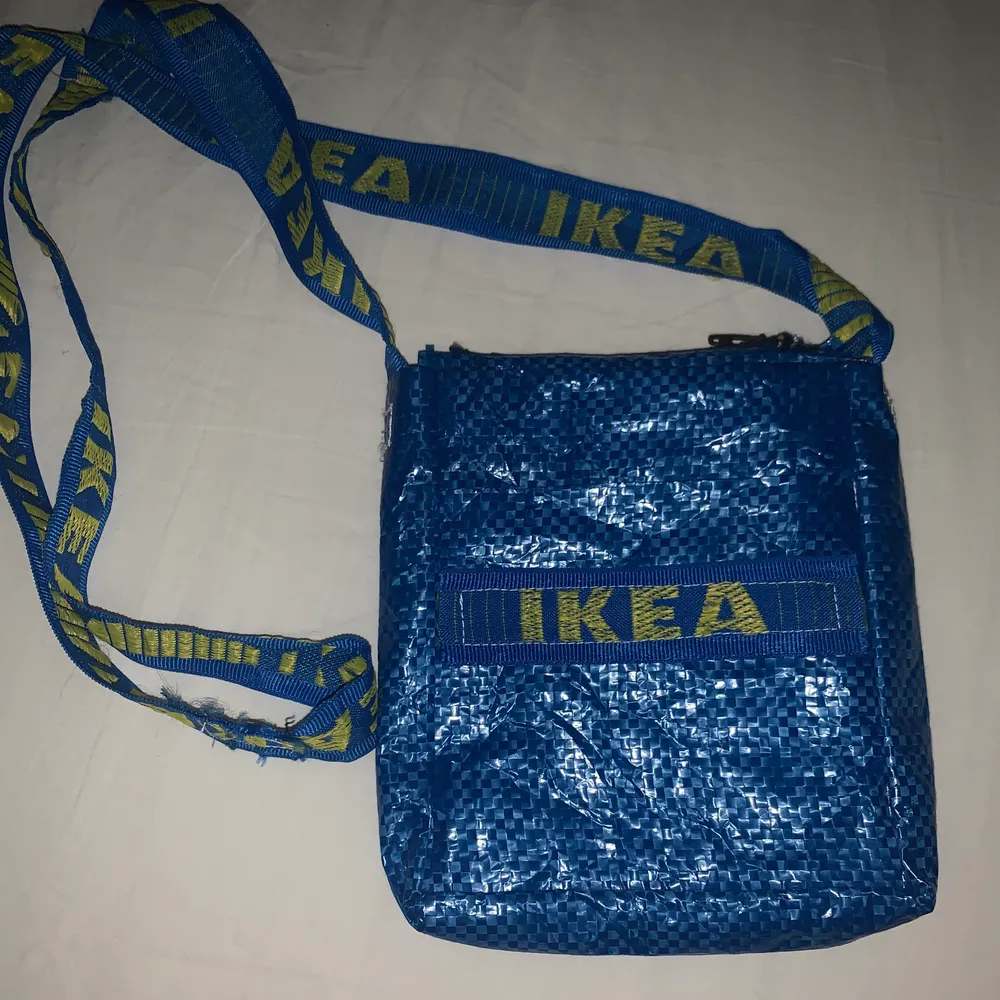 Säljer denna handgjorde Ikea axelremsväskan med dragkedja och ficka på framsidan. Den är ungefär 20*15 cm. Bra kvalitet. Köparen står för frakt eller möts vi upp i stockholm. Väskor.