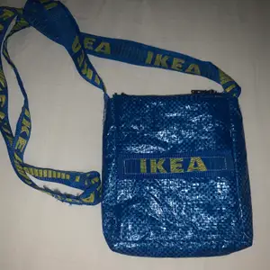 Säljer denna handgjorde Ikea axelremsväskan med dragkedja och ficka på framsidan. Den är ungefär 20*15 cm. Bra kvalitet. Köparen står för frakt eller möts vi upp i stockholm