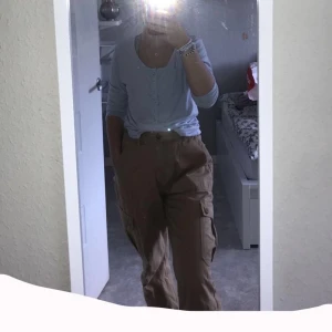 Cargobyxor - Supersnygga cargobyxor säljes pga för de har blivit förstora för mig. Köparen står för frakt.☺️