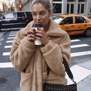 Teddyjacka I.AM.GIA - Säljer den populära teddyjackan ”Pixie coat” från märket I.AM.GIA som jag tyvärr inte längre får någon användning för. Strl S men passar S-L pga oversize fit. Köpt för över 900kr, säljes för 450kr INKLUSIVE frakt. (Första bilden lånad från Google)