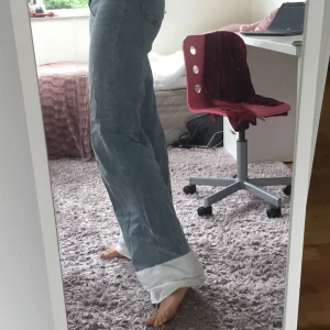 Baggy ljustvättade jeans - Säljer mina baggy vida jeans som jag sytt en vit nedkant på, frakt tillkommer💕 Det är ett litet hål vid sömmen brevid knät men inget som syns.