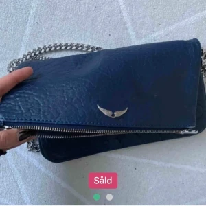 Zadig&Voltaire - INTRESSEKOLL på denna skitsnygga zadigväska!! Båda kedjorna+dustbagen finns kvar! Säljer endast vid bra bud (lånat bilderna av tjejen som jag köpte den av) möter upp i Sthlm c eller köparen står för frakt (86kr)